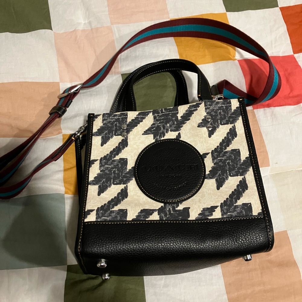 COACH CJ623 SILVER/CREAM/BLACK Dempsey Tote 22 With Houndstooth Print